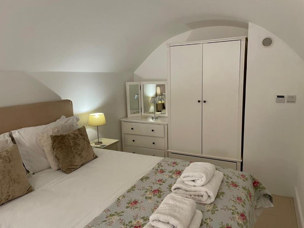 バースBeautiful 3 Bed Basement Flat With Gardenアパートメント エクステリア 写真